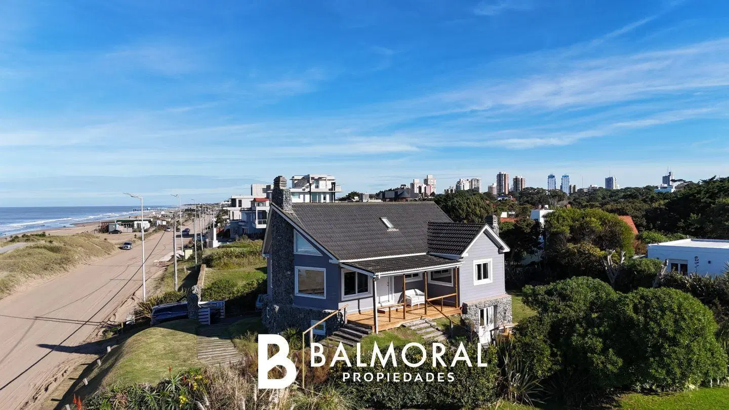 Casa FRENTE AL MAR en VENTA en Pinamar, 5 ambientes. 2