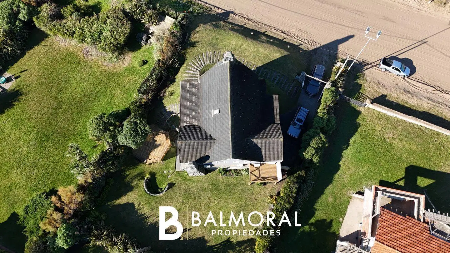 Casa FRENTE AL MAR en VENTA en Pinamar, 5 ambientes. 5