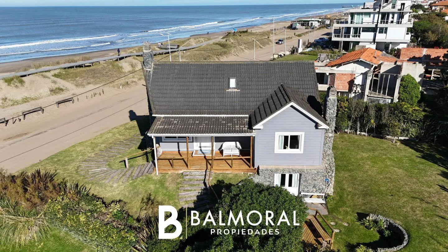Casa FRENTE AL MAR en VENTA en Pinamar, 5 ambientes. 3