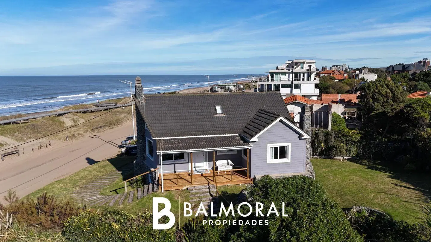 Casa FRENTE AL MAR en VENTA en Pinamar, 5 ambientes. 1