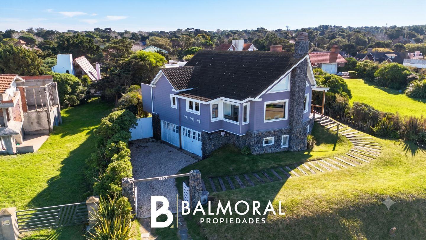 Casa FRENTE AL MAR en VENTA en Pinamar, 5 ambientes.
