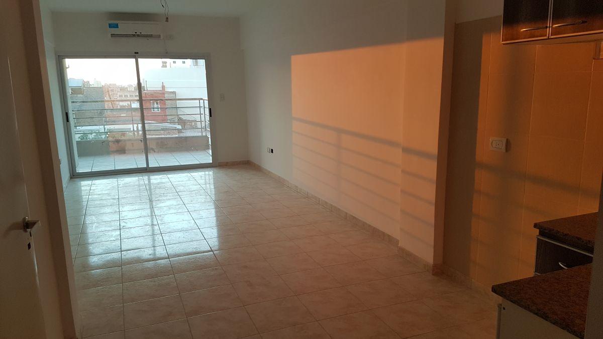 Foto de APTO CRÉDITO - 2 amb c/ Cochera. Amplio al Frente. Dormitorio con baño, imagen 2