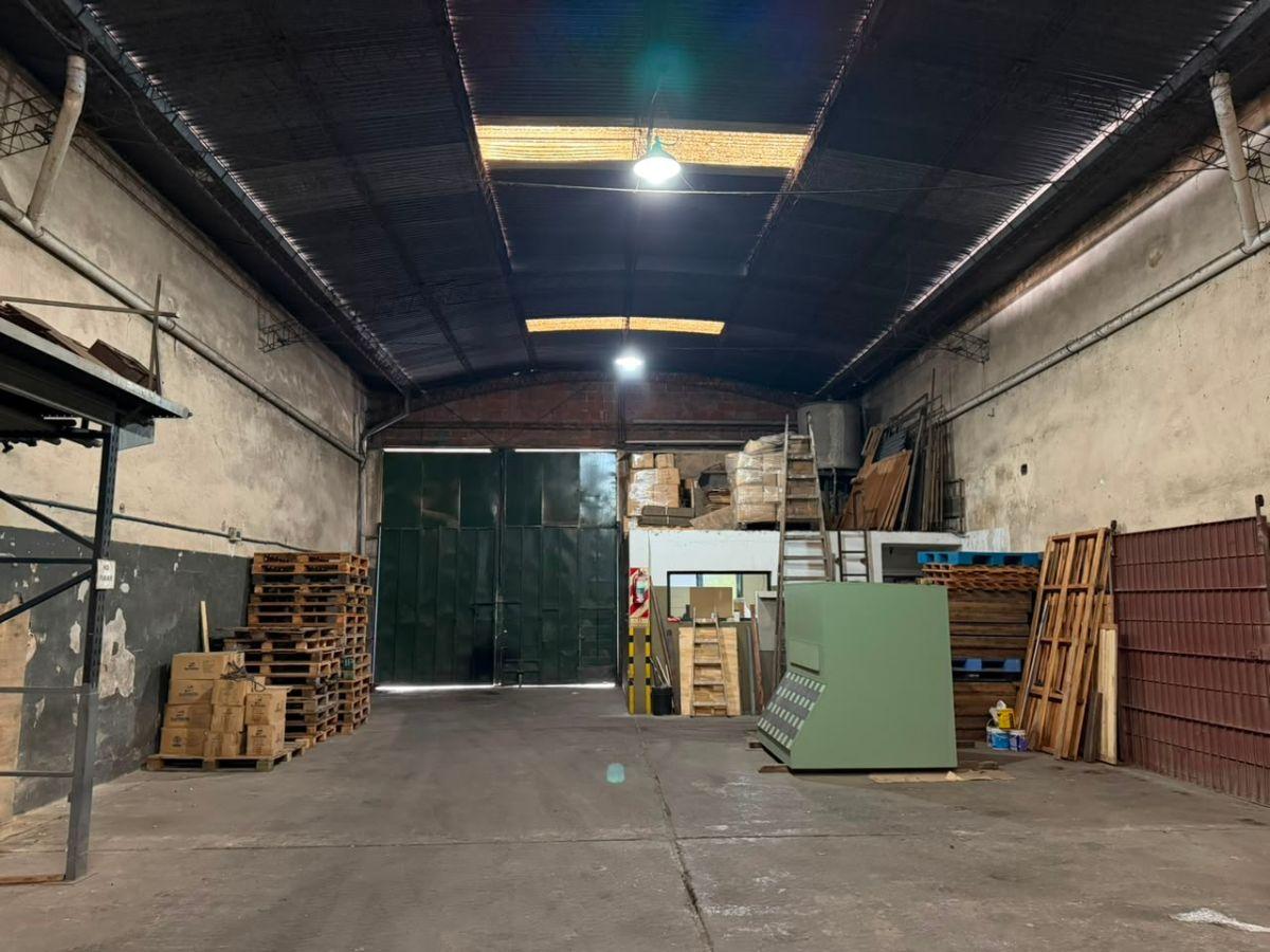 Foto de Galpon de 301 m² cubiertos en alquiler en Villa Soldati, imagen 2