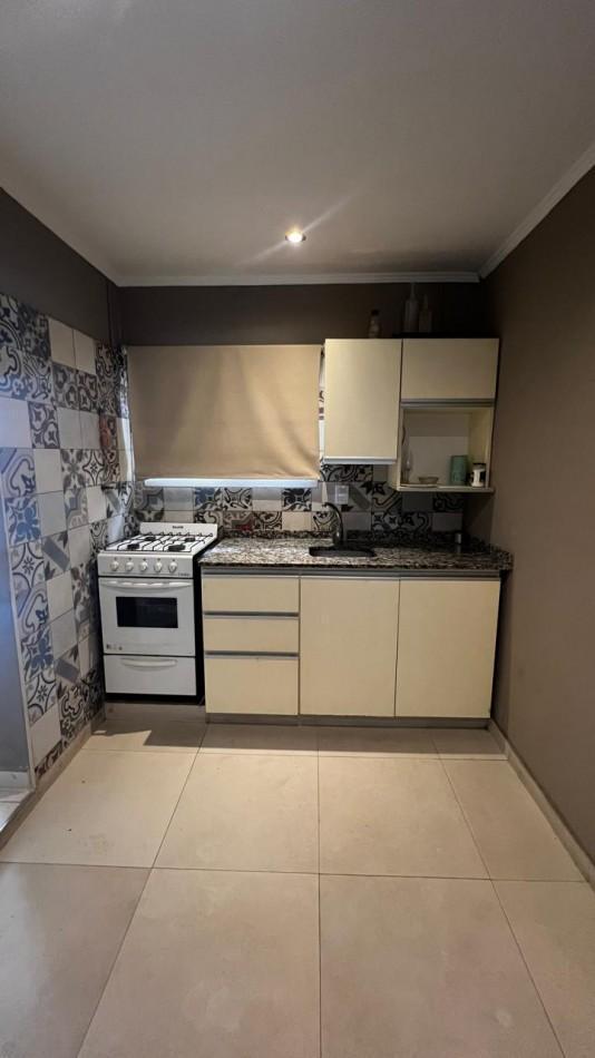 Casa en venta, tres ambientes, garaje y patio.