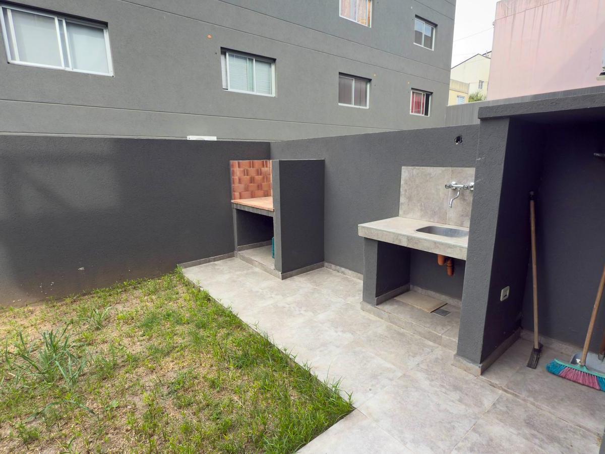 Departamento en San Justo, tres ambientes.