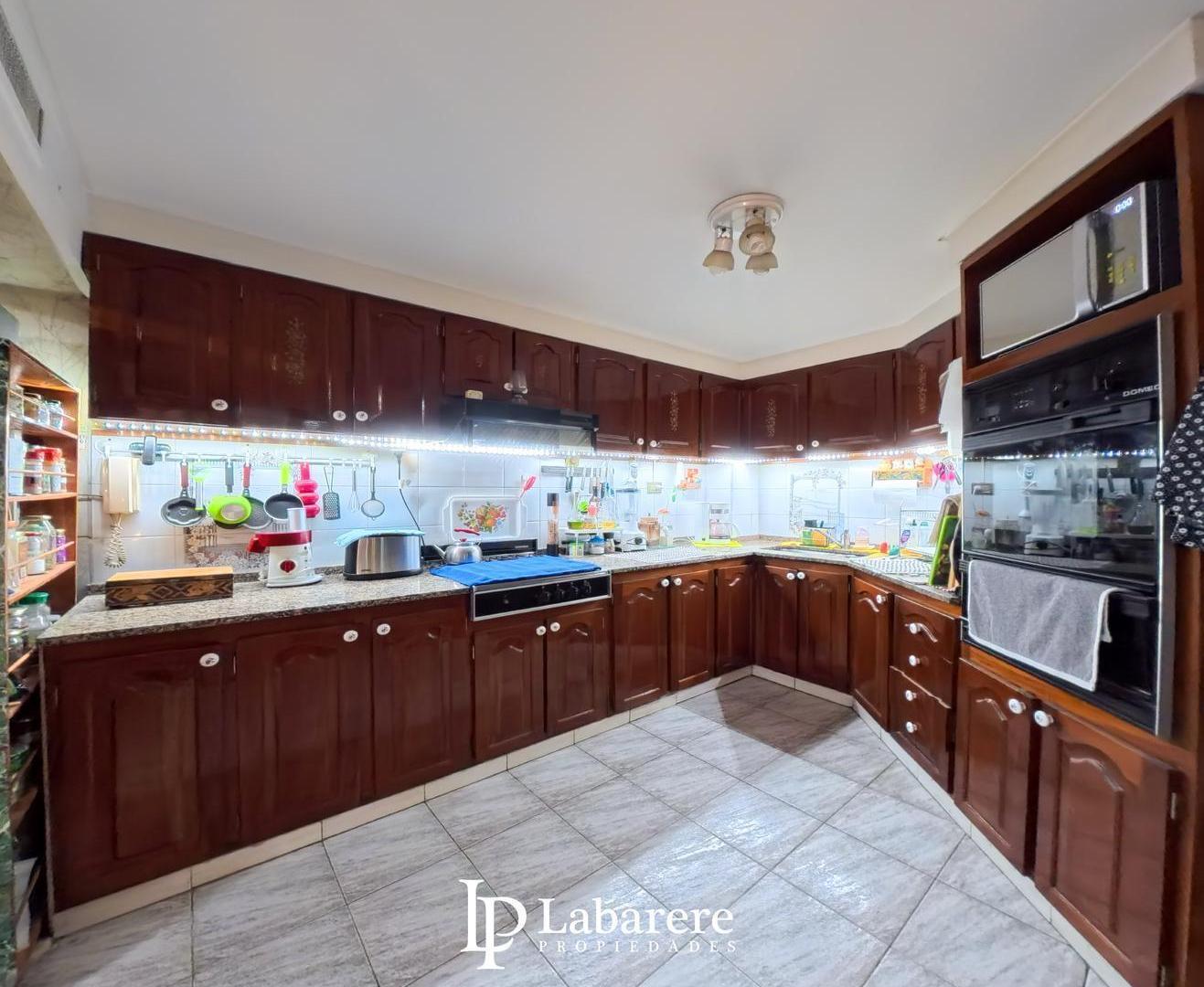 Foto de Exclusiva Casa de Categoría con 4 Dormitorios, Pileta y Quincho | Ramos, imagen 3