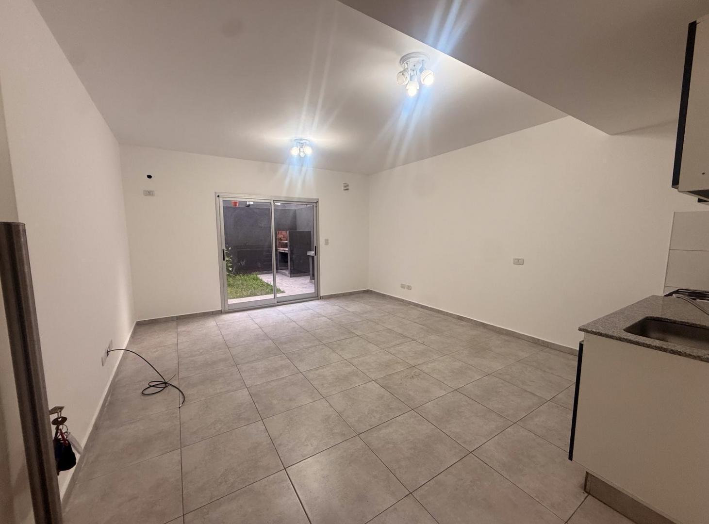 Foto de ALQUILER – DEPARTAMENTO 2 AMBIENTES EN PLANTA BAJA CON PATIO Y PARRILLA, imagen 2