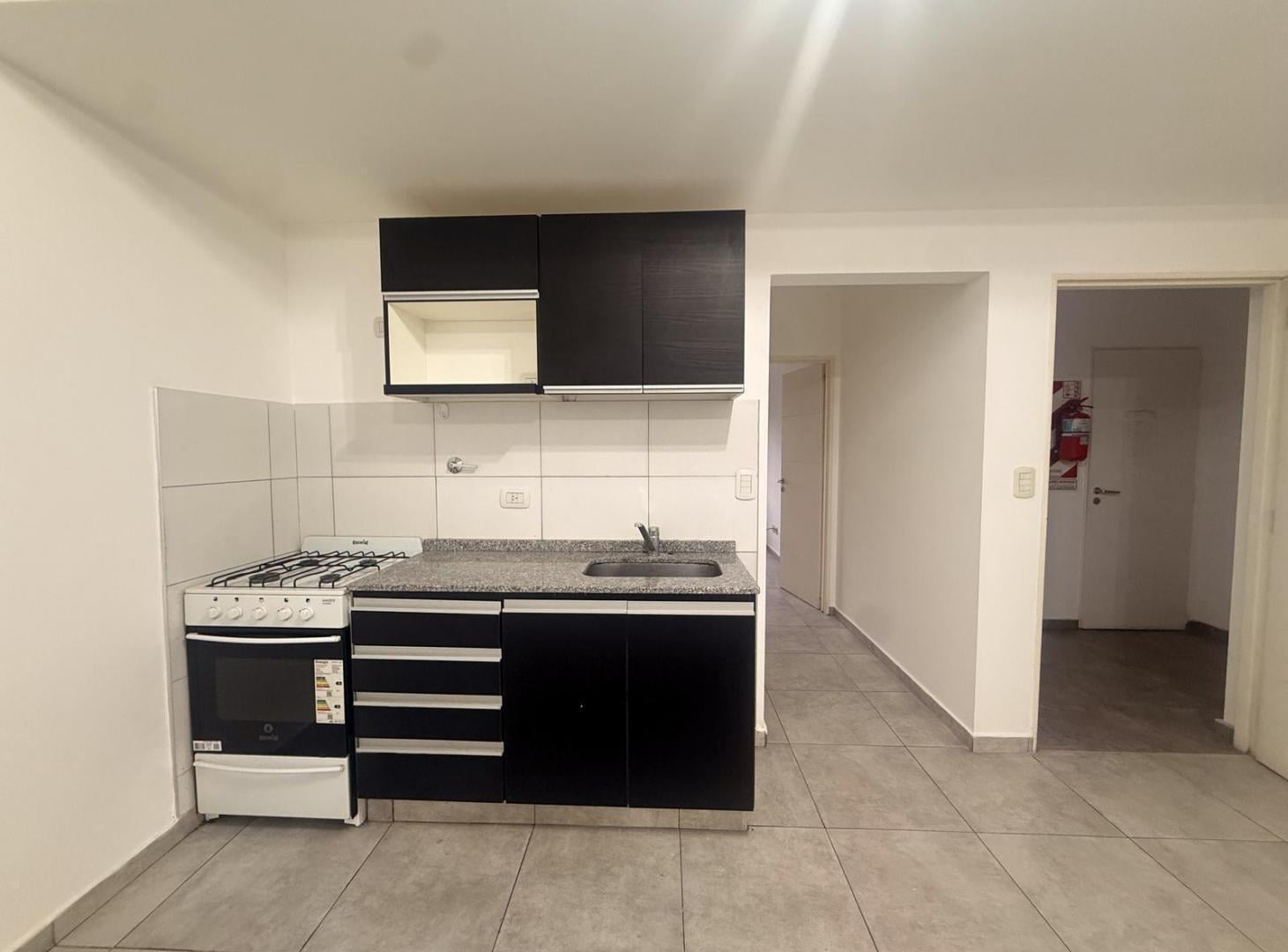 Foto de ALQUILER – DEPARTAMENTO 2 AMBIENTES EN PLANTA BAJA CON PATIO Y PARRILLA, imagen 1