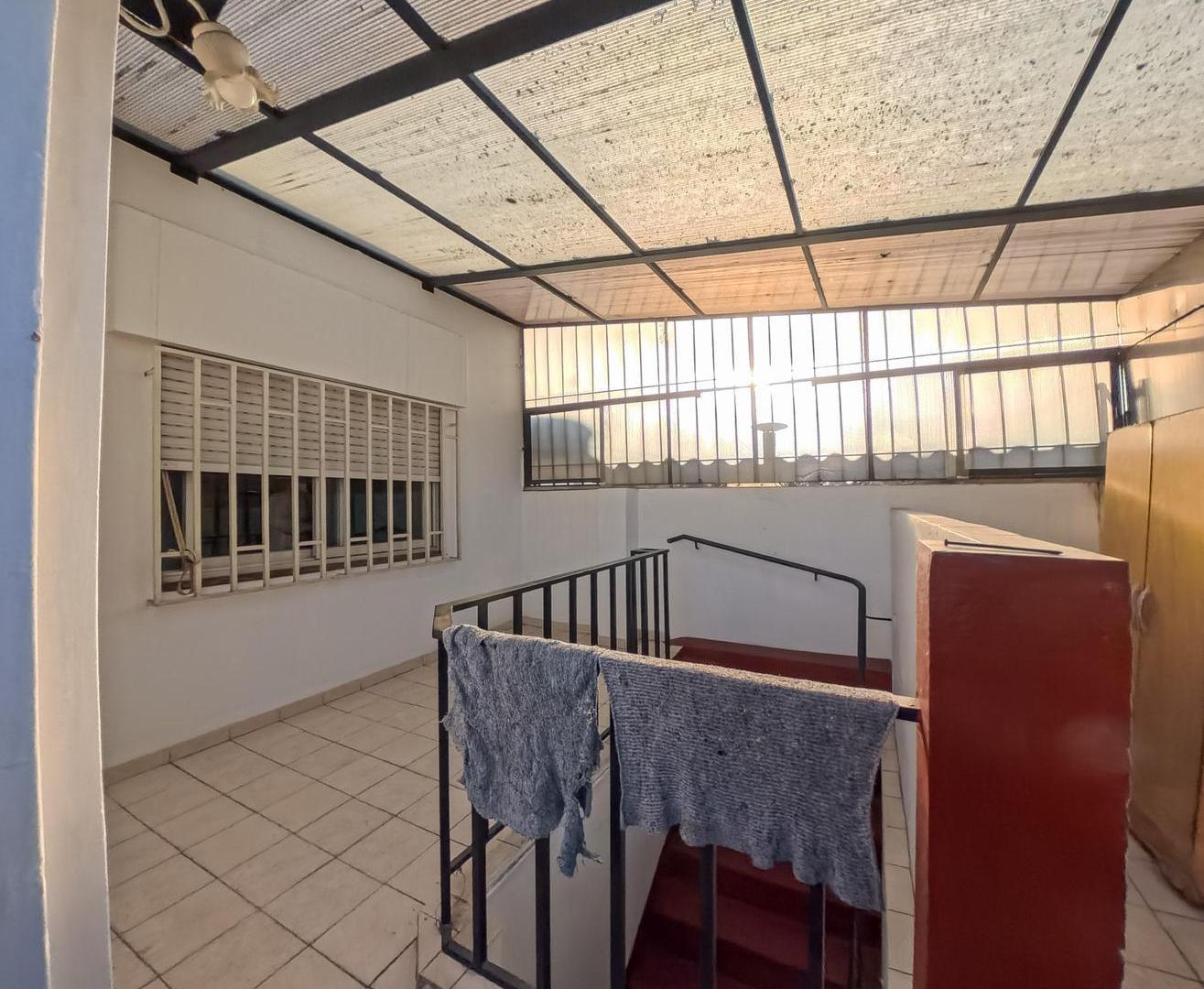 Foto de PH 3 ambientes en venta en Ramos Mejía – Entrada independiente y balcón, imagen 3