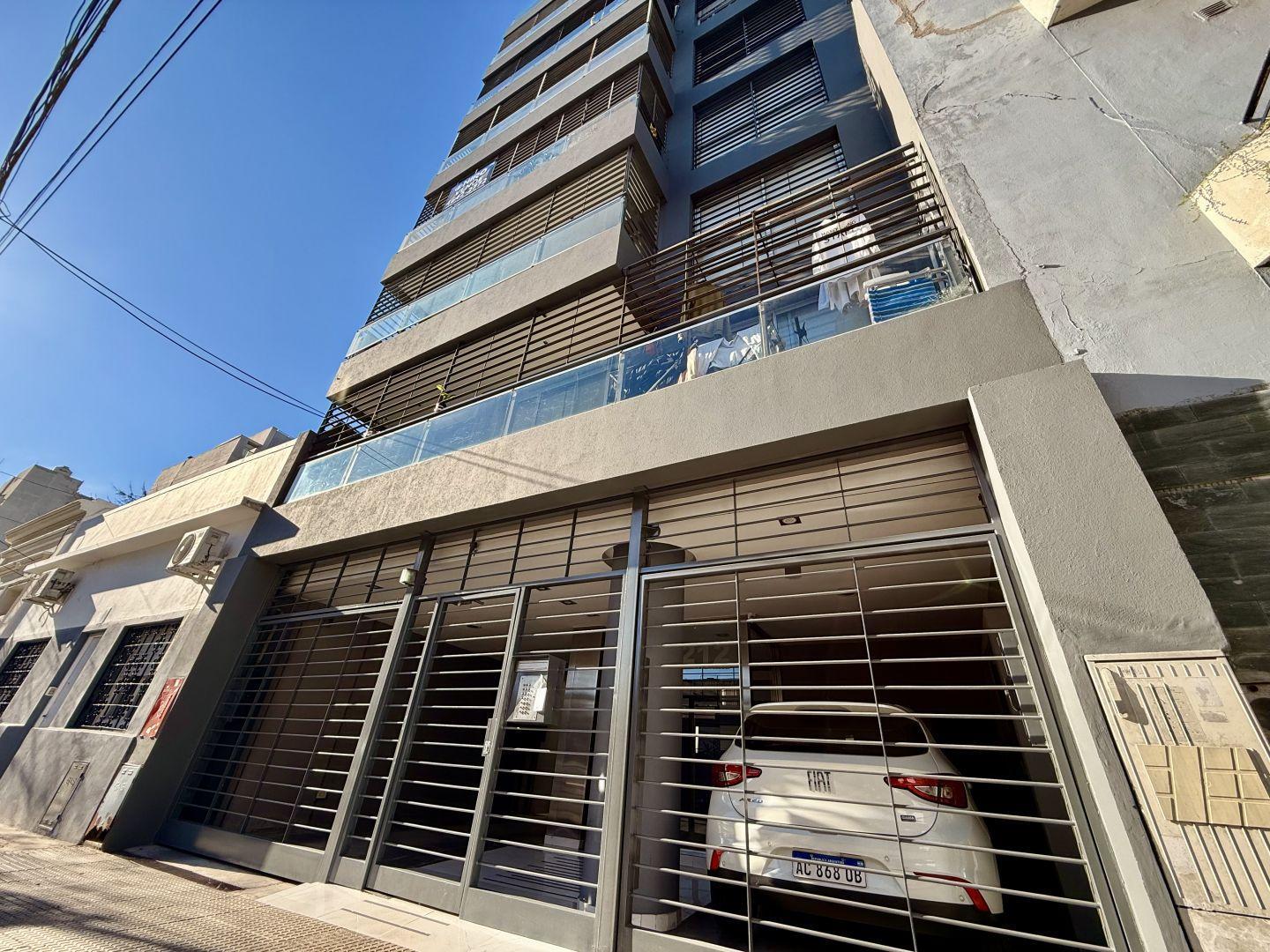 VENTA MONOAMBIENTE CON COCHERA EN LINIERS
