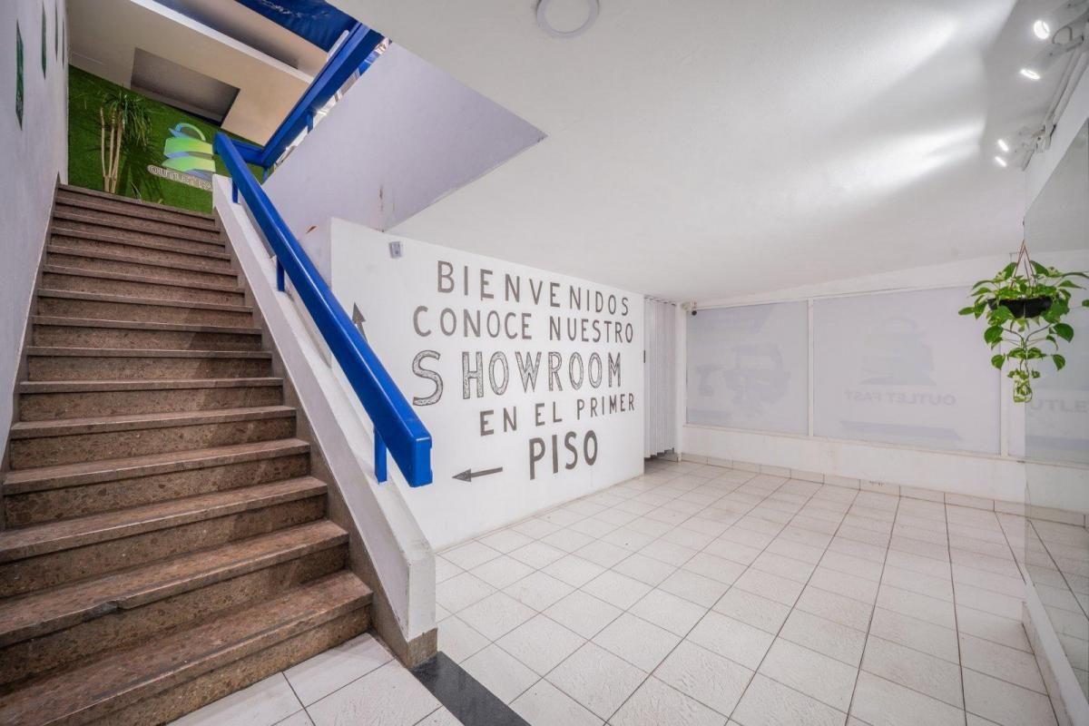 Foto de VENTA LOCAL 200 MTS GALERIA CREDITO LINIERS, imagen 2