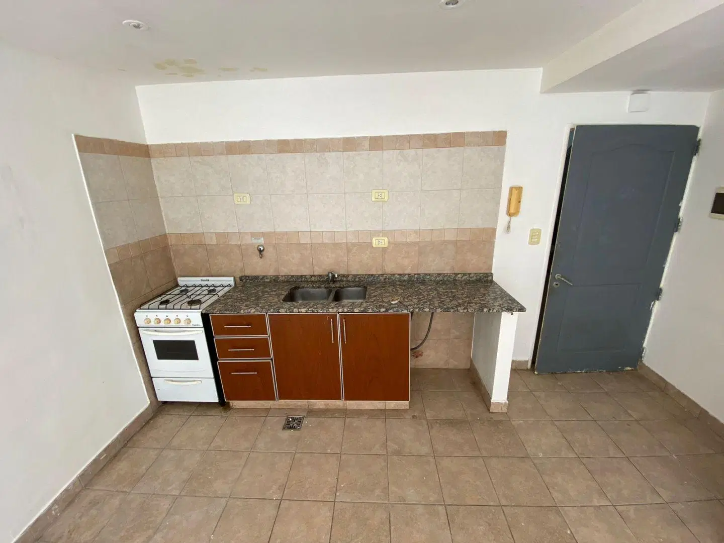 VENTA CON RENTA MONOAMBIENTE CON PATIO Y COCHERA PARA DOS AUTOS EN PARQUE AVELLANEDA 4