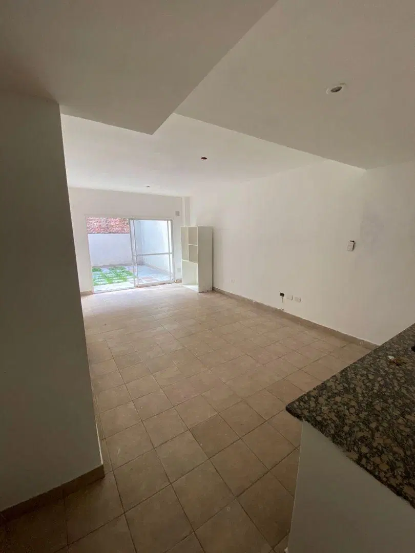 VENTA CON RENTA MONOAMBIENTE CON PATIO Y COCHERA PARA DOS AUTOS EN PARQUE AVELLANEDA 3