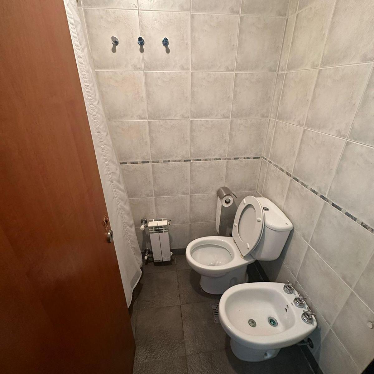 Foto de EXCELENTE TRIPLEX EN VENTA DE 2 DORM. DE CATEGORIA. 39 E/ 2 Y 3, imagen 2