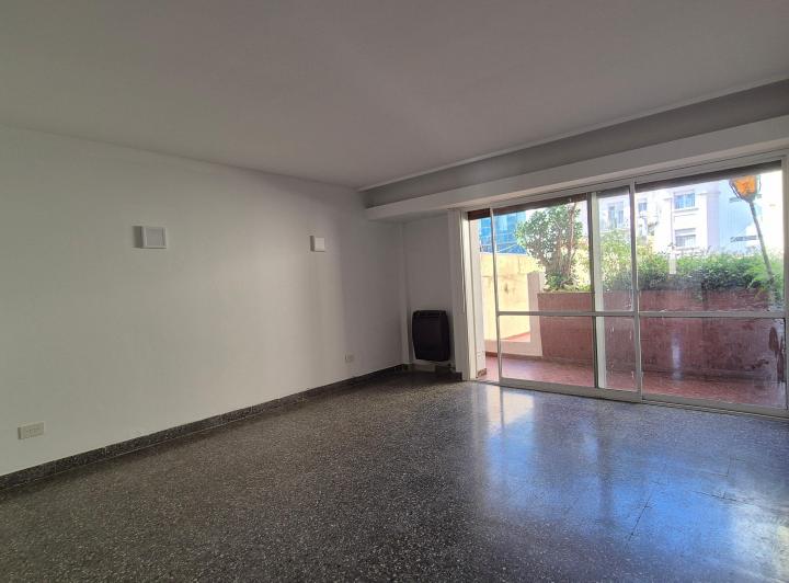 ALQUILER! AMPLIO DPTO CENTRICO 2 DORM. CON DOS PATIOS, 6 Y 48 1