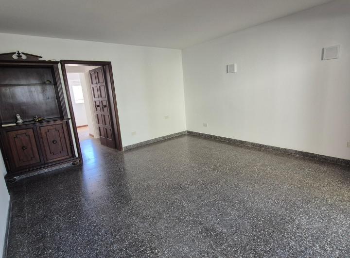 ALQUILER! AMPLIO DPTO CENTRICO 2 DORM. CON DOS PATIOS, 6 Y 48 5