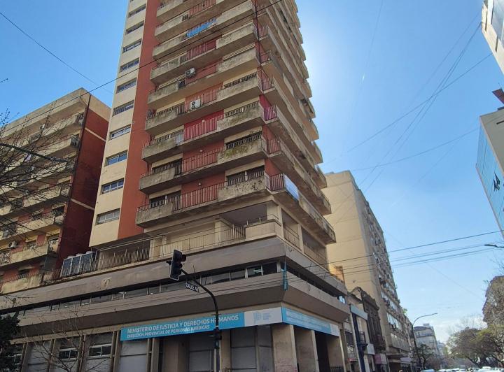 ALQUILER! AMPLIO DPTO CENTRICO 2 DORM. CON DOS PATIOS, 6 Y 48 3