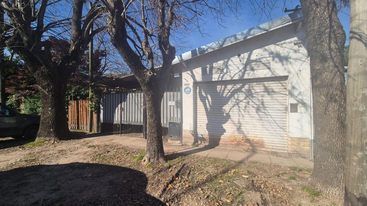 VENTA ! CASA CON LOCAL A LA CALLE. CON PARQUE Y PILETA, EN EXCELENTE ZONA , 511 e/ 23 bis y 24