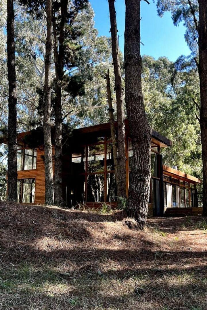 Hermosa cabaña en el barrio Bosques en Costa Esmeralda. Sobre gran lote de 1.300 m2, 148 cubiertos.