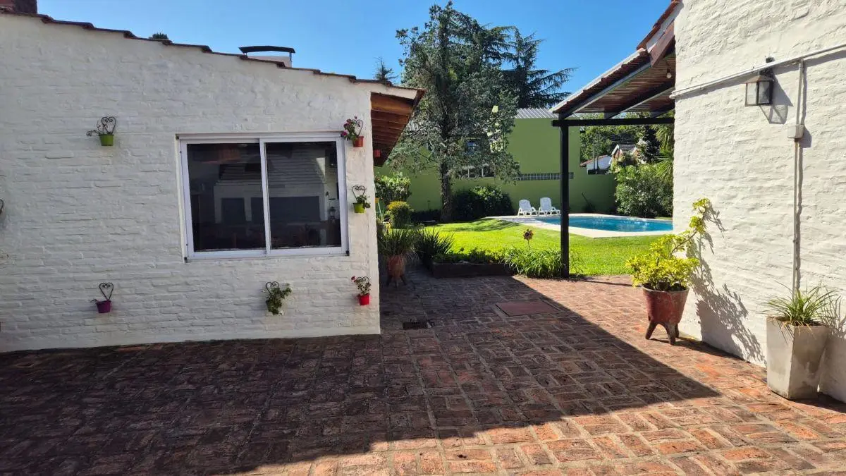 ALQUILER! GONNET ENTRE CAMINOS, 3 DORMITORIOS CON PARQUE PISCINA Y QUINCHO 2