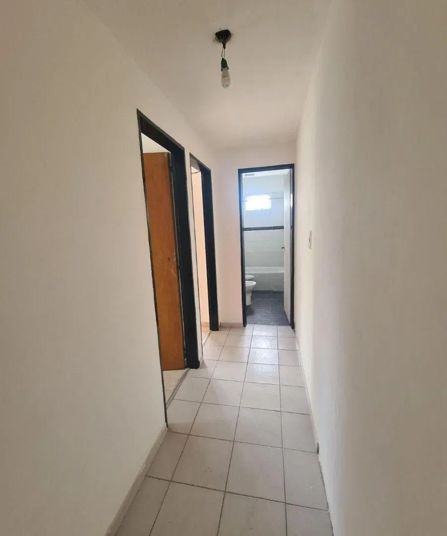 SE ALQUILA DPTO. 2 DORMITORIOS 1ER PISO POR ESCALERA UBICADO EN CALLE 20 ESQ 529 5