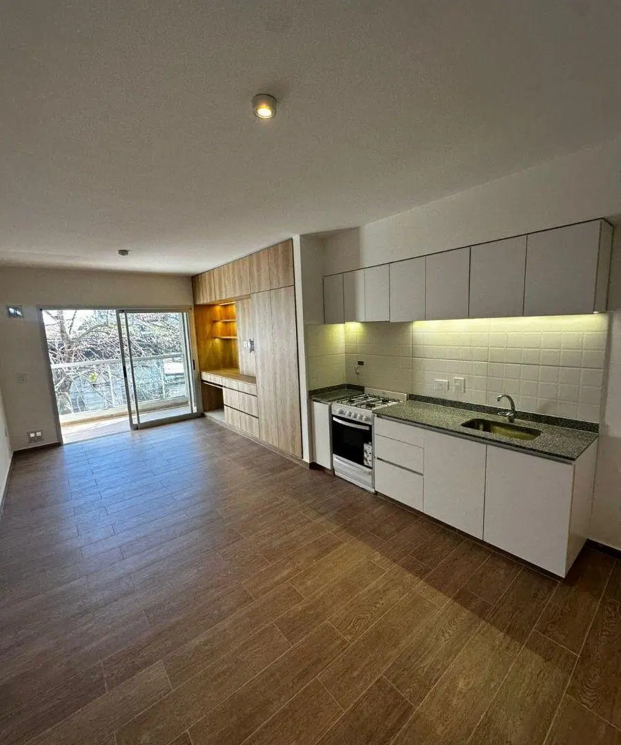 ALQUILER! EXCELENTE MONOAMBIENTE CON BALCON AL FRENTE, DE CATEGORIA, A ESTRENAR! 43 E/ 15 Y 16 2
