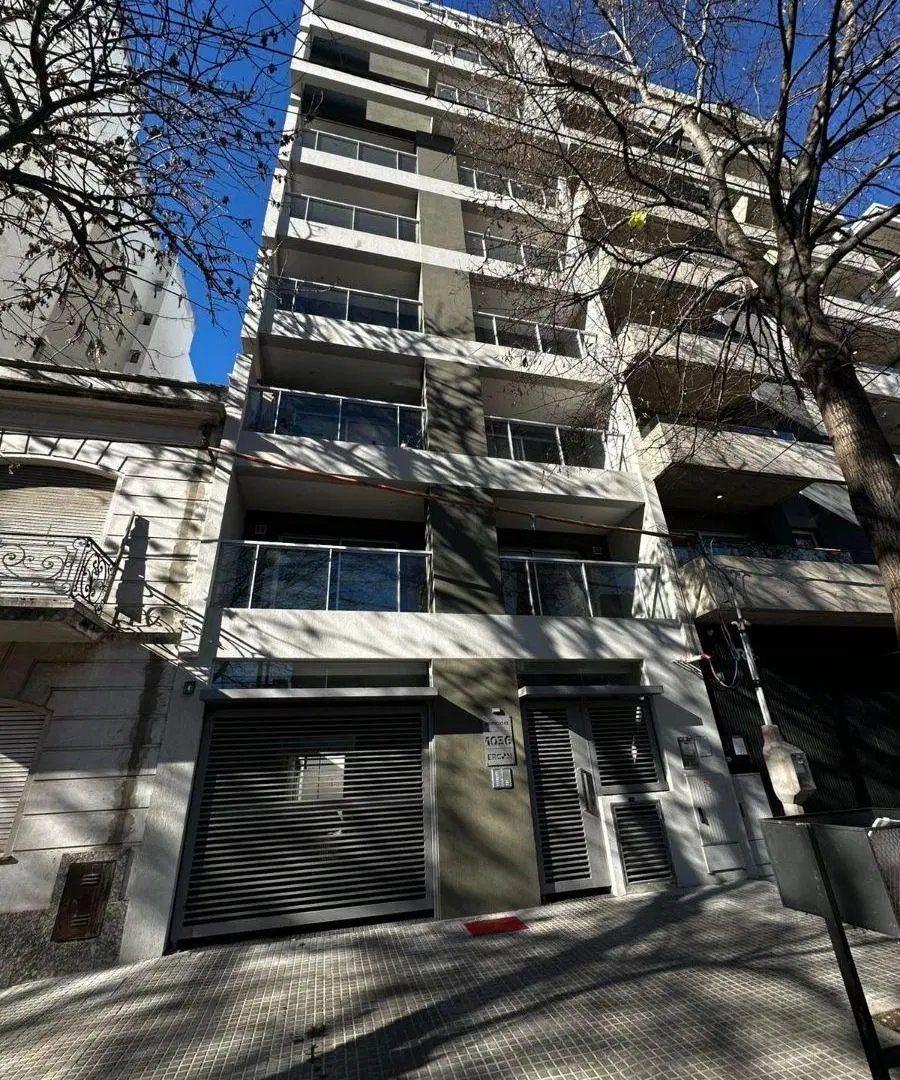 ALQUILER! EXCELENTE MONOAMBIENTE CON BALCON AL FRENTE, DE CATEGORIA, A ESTRENAR! 43 E/ 15 Y 16 3