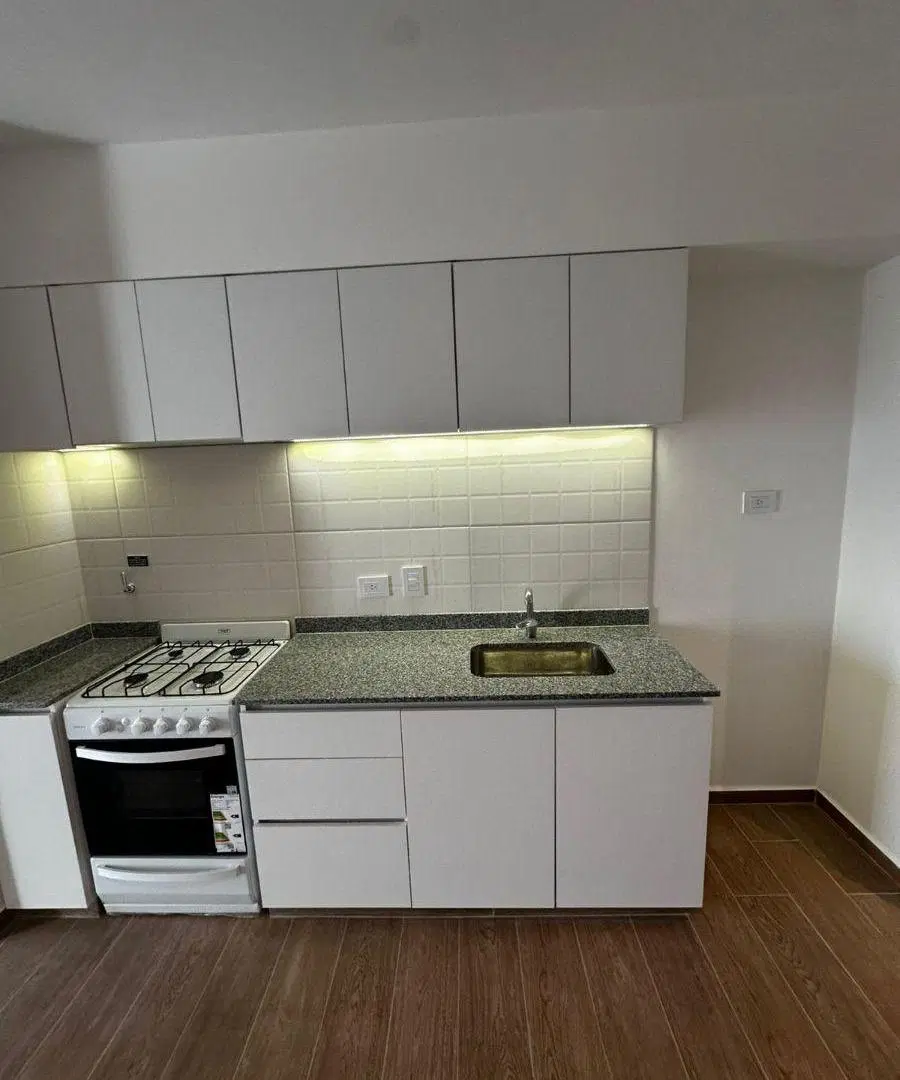 ALQUILER! EXCELENTE MONOAMBIENTE CON BALCON AL FRENTE, DE CATEGORIA, A ESTRENAR! 43 E/ 15 Y 16 8