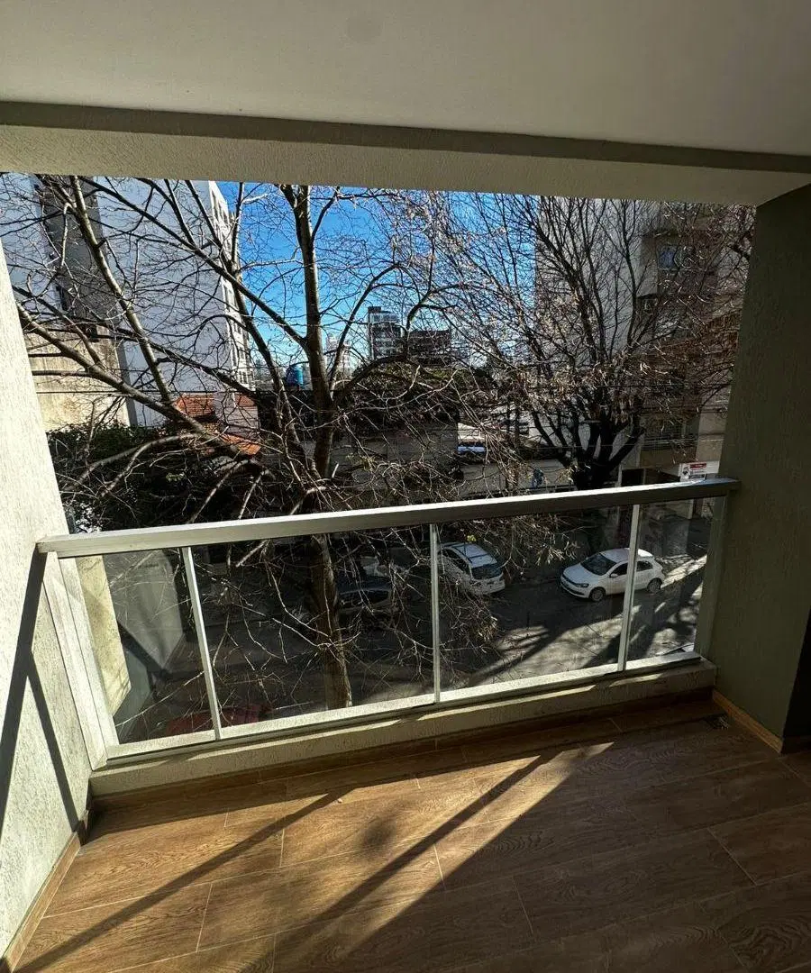 ALQUILER! EXCELENTE MONOAMBIENTE CON BALCON AL FRENTE, DE CATEGORIA, A ESTRENAR! 43 E/ 15 Y 16 1