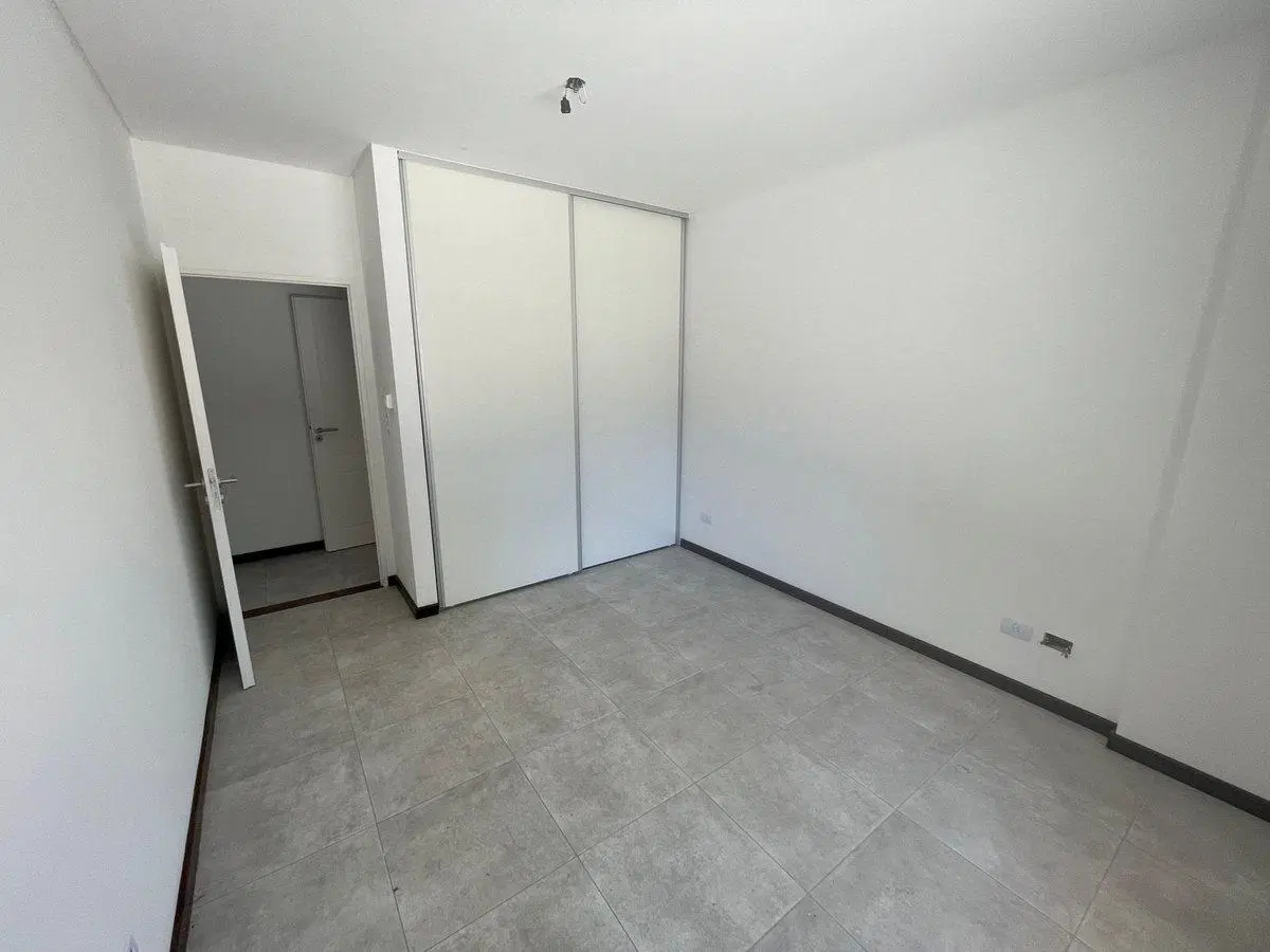 ALQUILER LOCAL COMERCIAL CON 4 COCHERAS VILLA LURO 4
