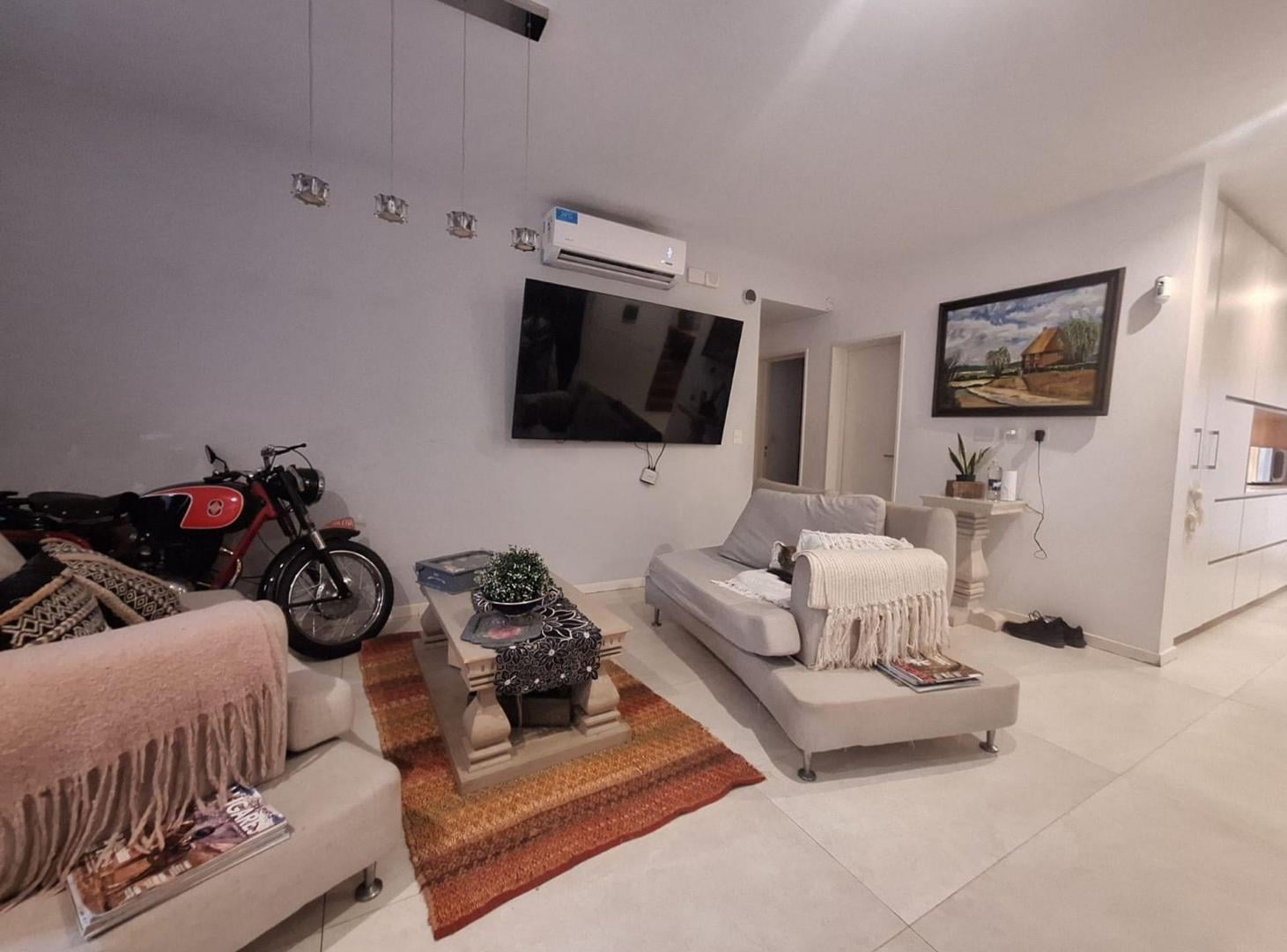 Casa de dos plantas en venta en Tortuguitas