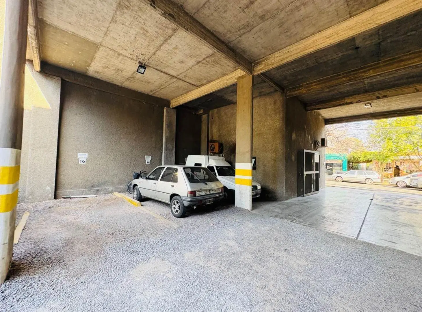 ALQUILER LOCAL COMERCIAL CON COCHERA 3
