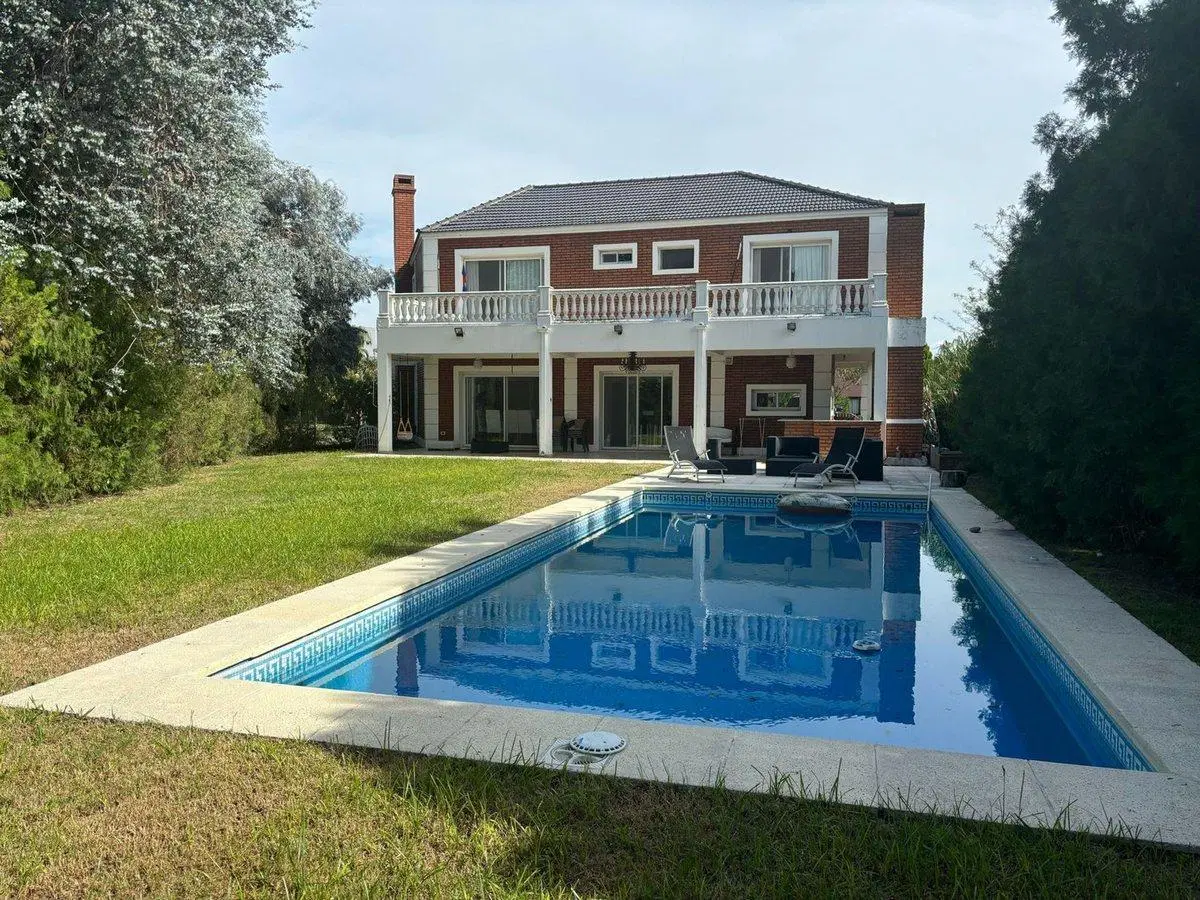 Casa de dos plantas en lote interno 2