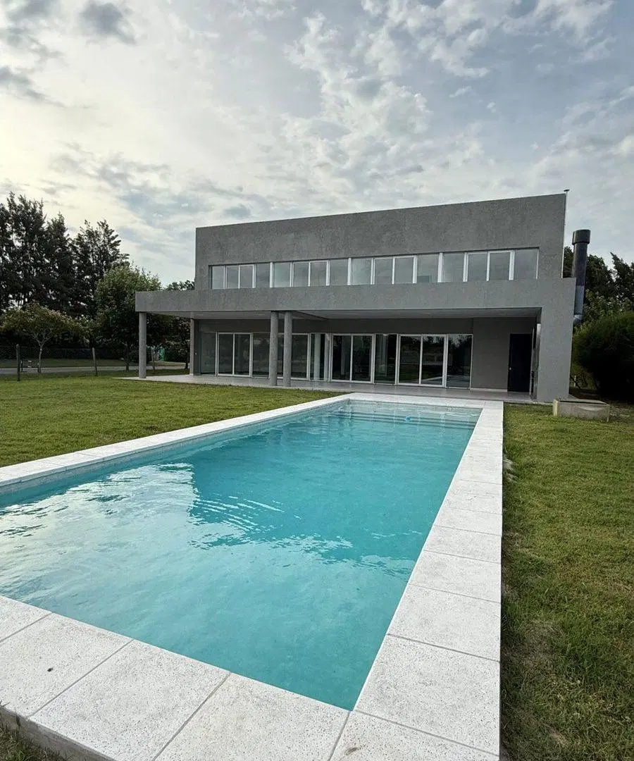Casa en Venta al rio en Barrio Náutico San Juan 4