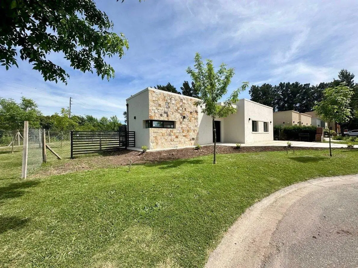 Casa en Venta 4 ambientes en Pilar del Este 2