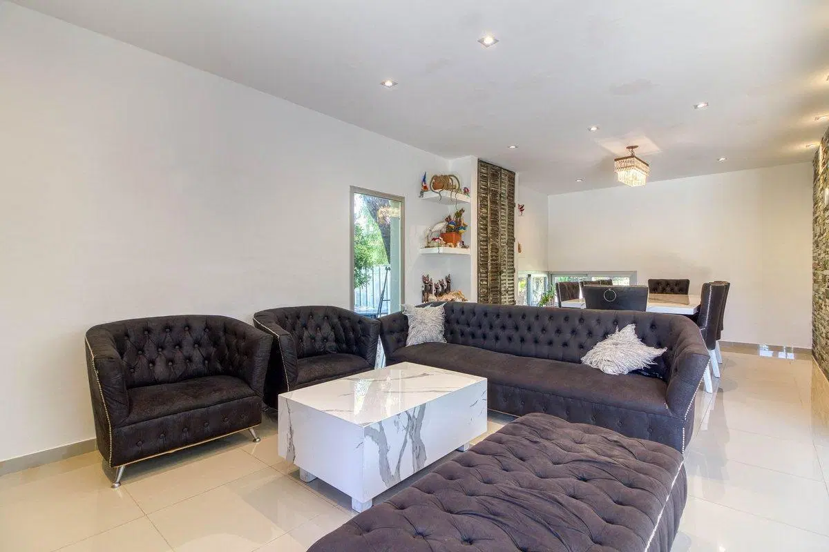 IMPECABLE CASA EN VENTA 7 AMB. TALAR DEL LAGO 2 4