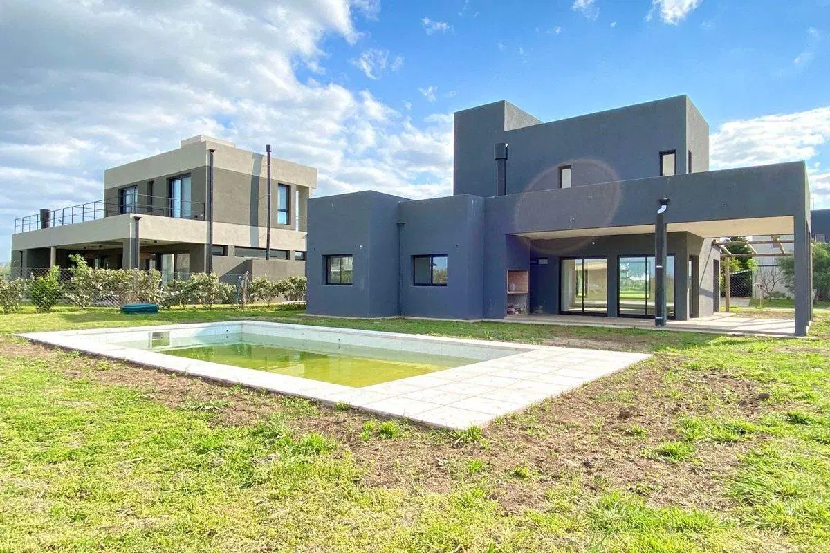 Venta Casa a Estrenar Pileta Interno San Sebastian 3