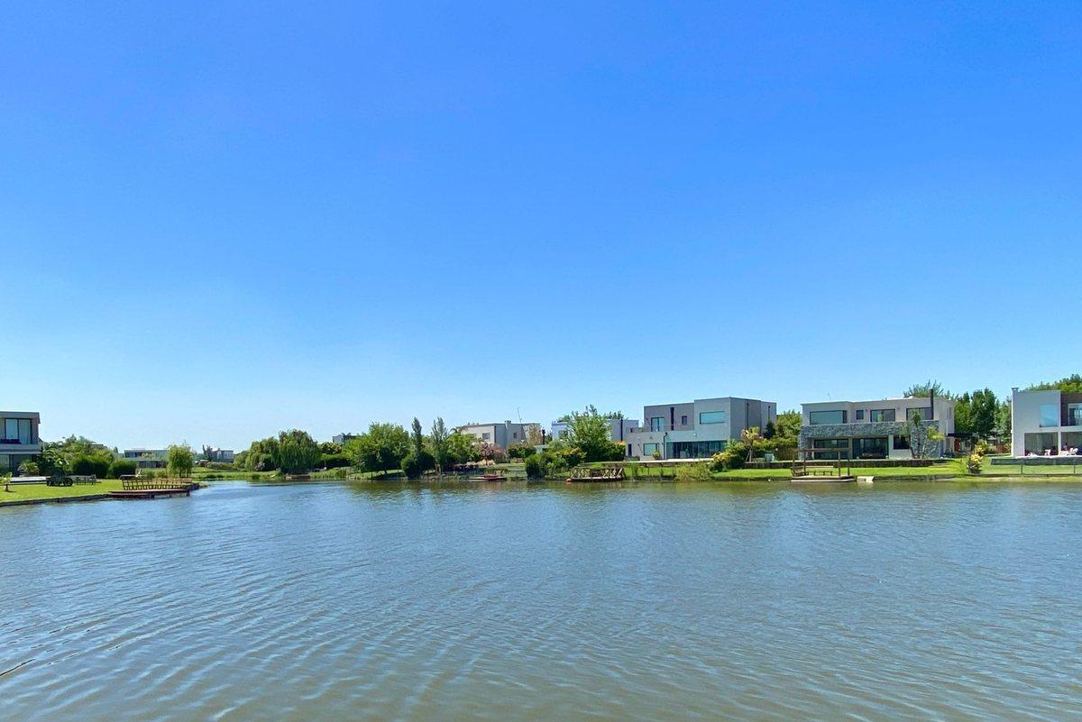 Venta Casa Estrenar Laguna y Pileta Cantón Islas
