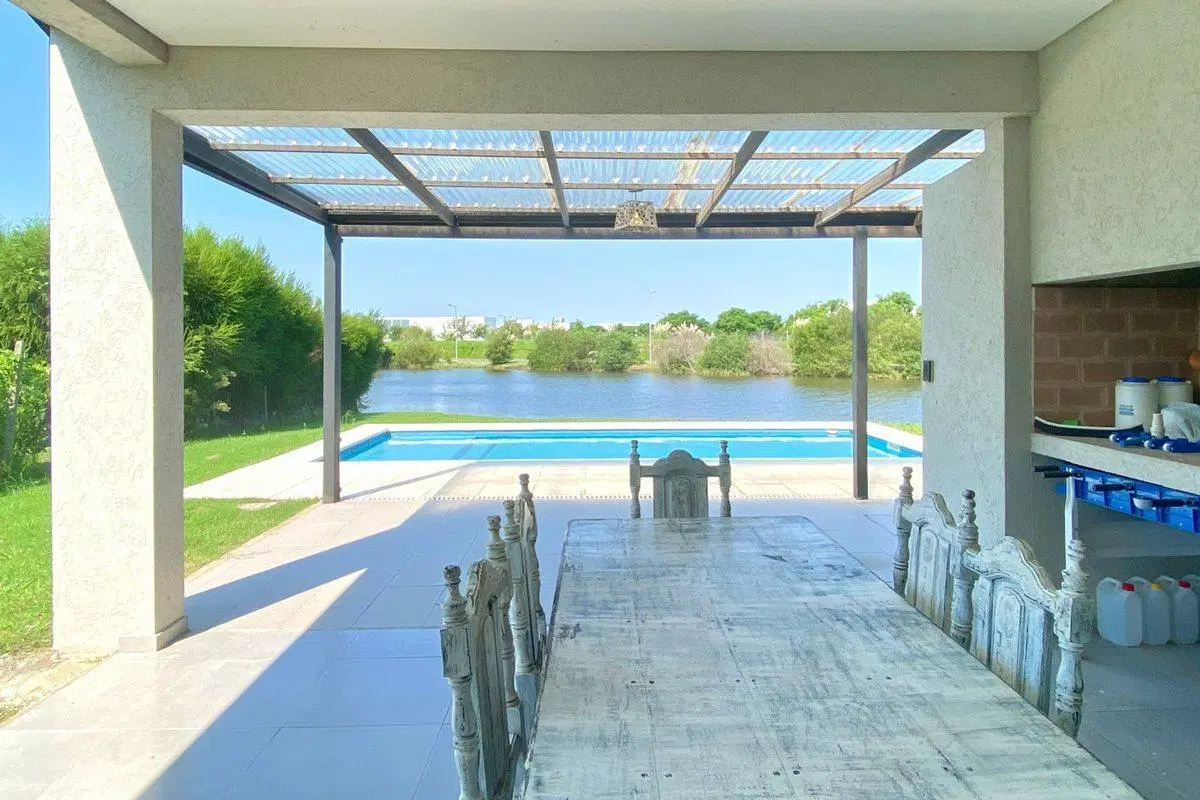 Venta Casa 1 Planta 5 Amb. Pileta a Laguna Cantón 5