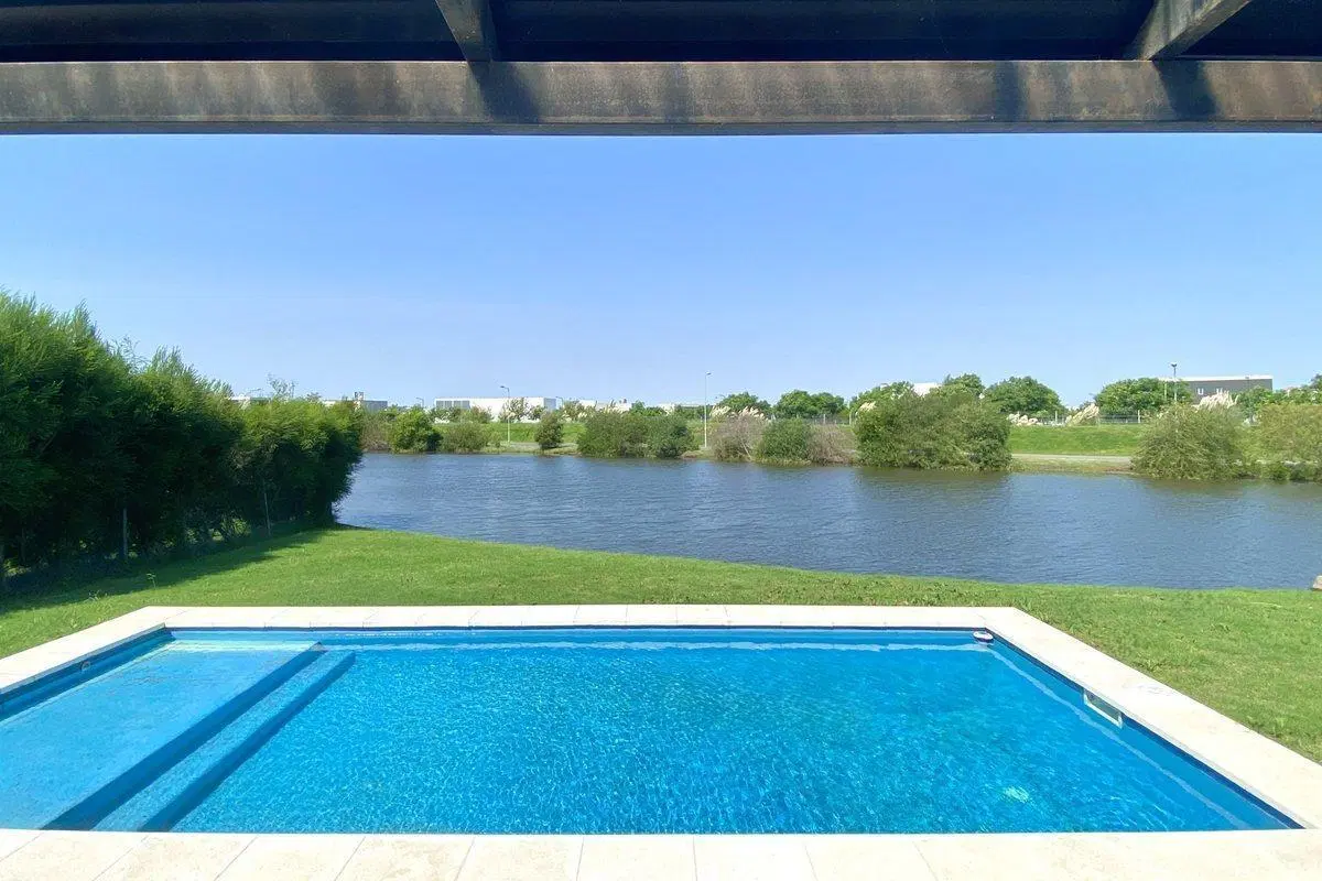 Venta Casa 1 Planta 5 Amb. Pileta a Laguna Cantón 2