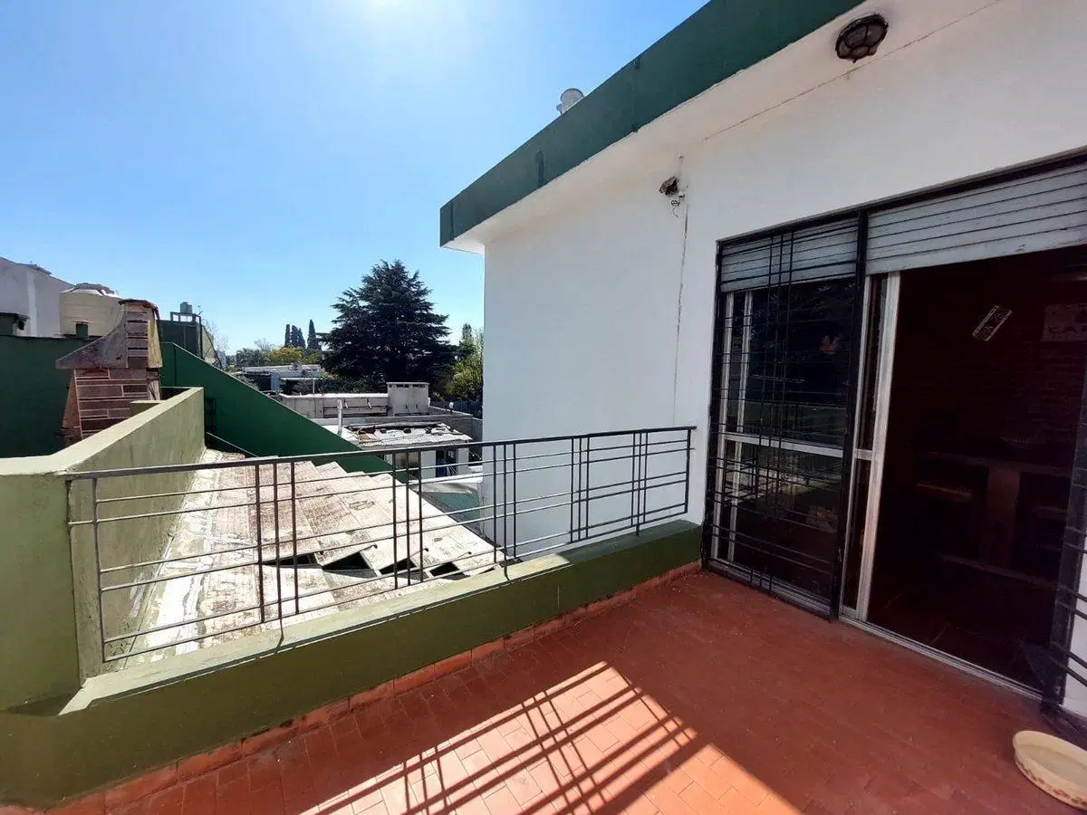 CASA EN VENTA CON LOCAL EN MORON-CASTELAR 5