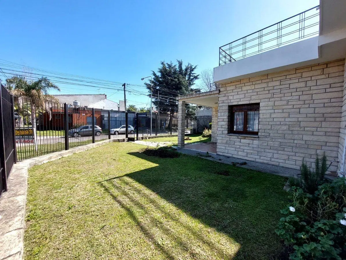 CASA EN VENTA CON LOCAL EN MORON-CASTELAR 3