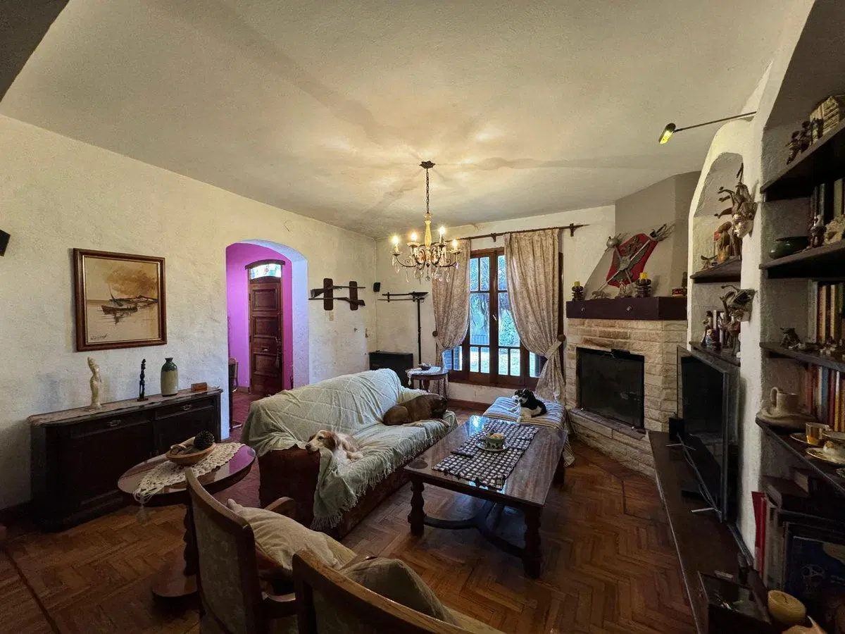 CASA EN VENTA EN TEMPERLY 5 AMBIENTES 5