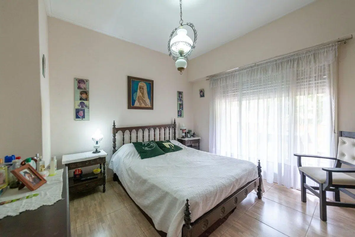 Casa multifamiliar Venta 7 amb. con jardin-Olivos 8