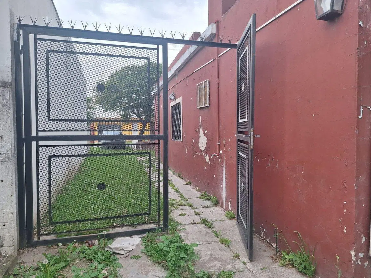 Casa a refaccionar en venta ubicada en José C. Paz 4