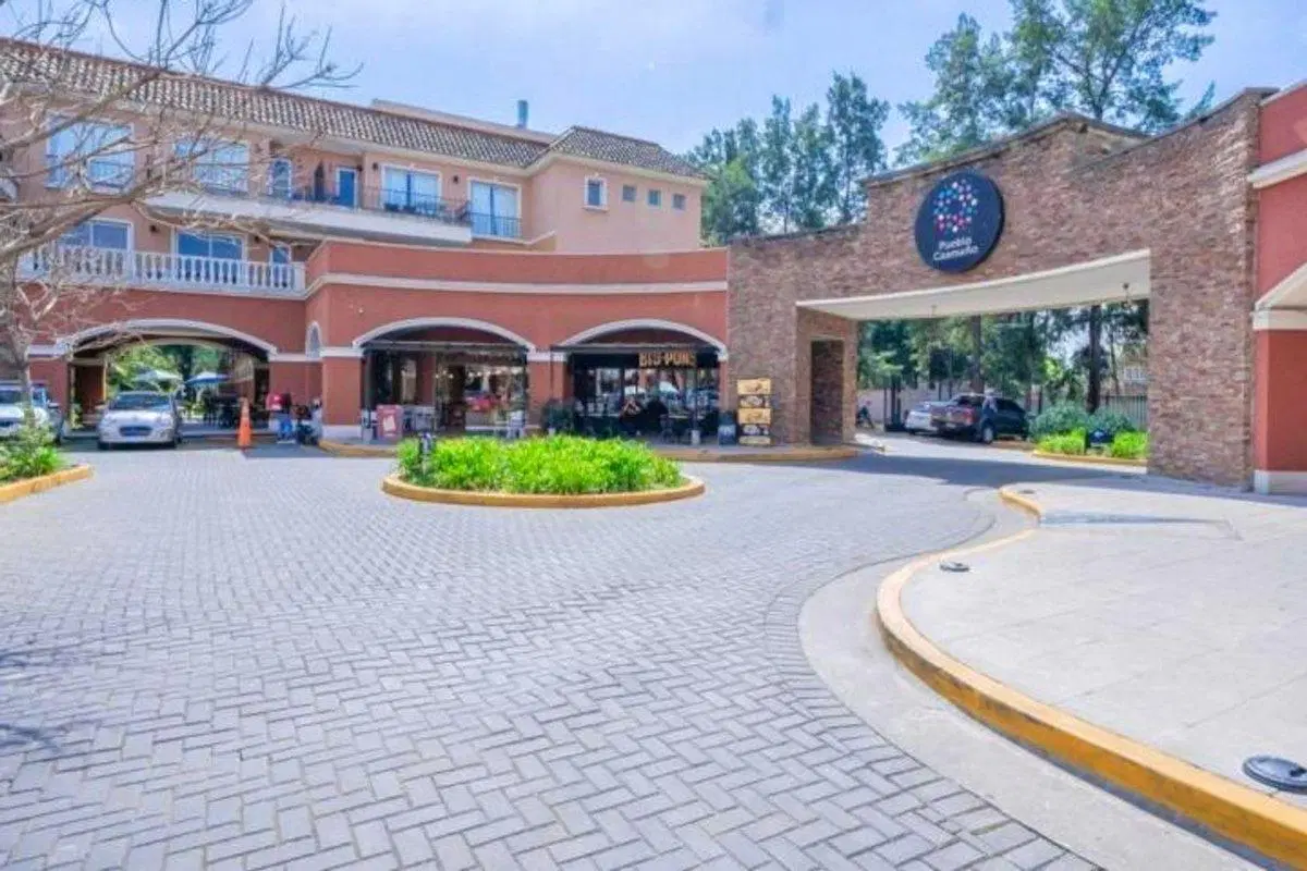 Venta Local Comercial con Renta en Pueblo Caamaño 2