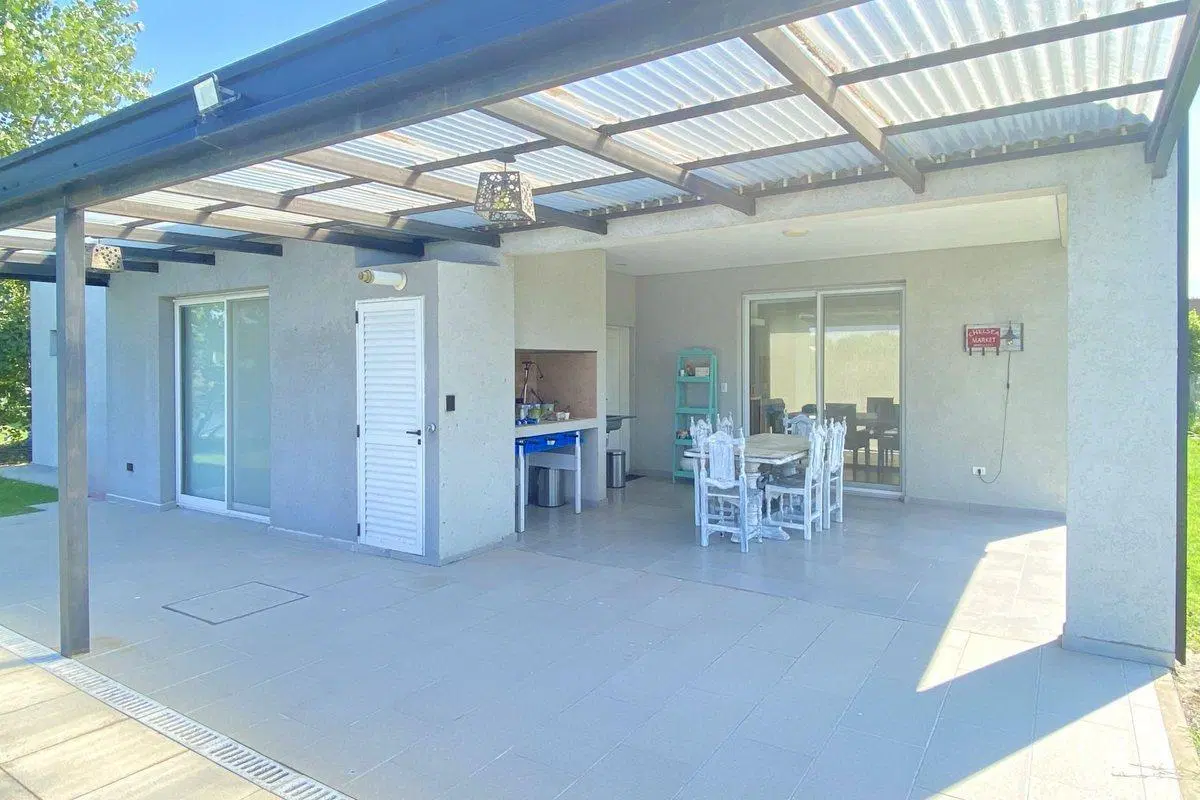 Venta Casa 1 Planta 5 Amb. Pileta a Laguna Cantón 5