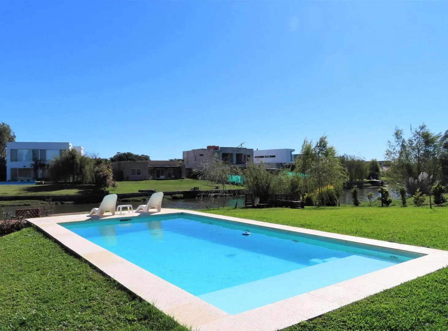 Venta Casa 4 Domitorios a la Laguna en El Cantón 8