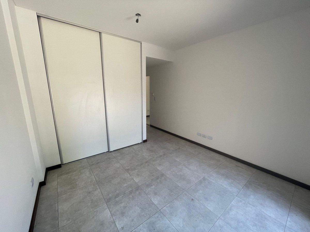 Foto de VENTA LOCAL COMERCIAL CON 4 COCHERAS VILLA LURO, imagen 2