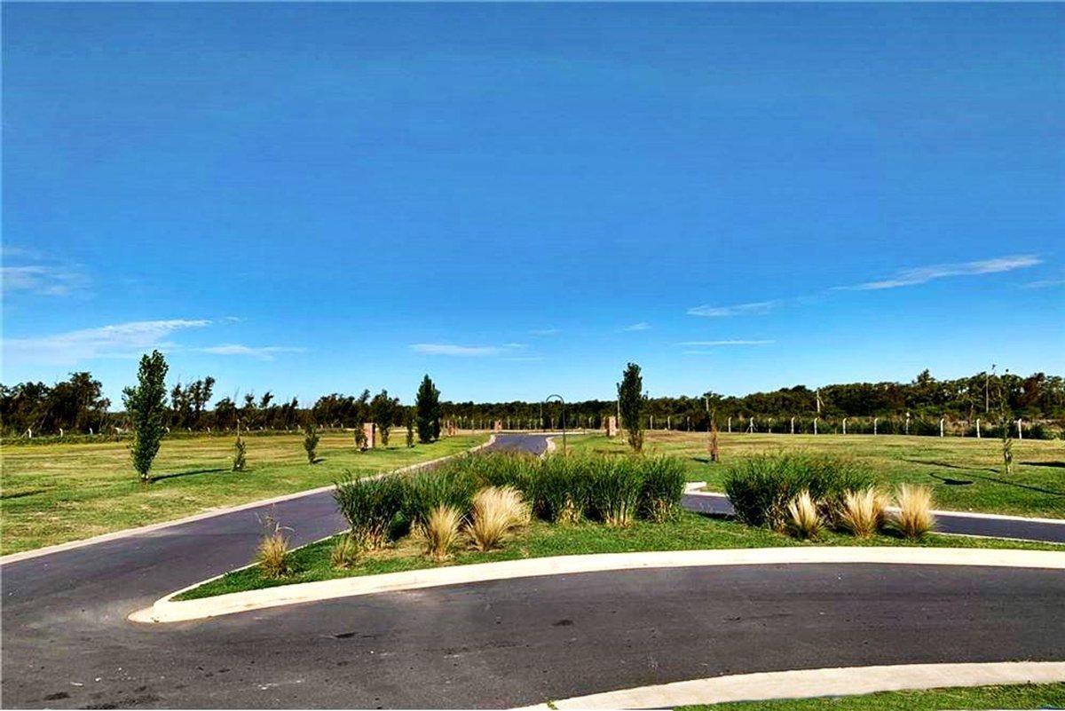 Foto de VENTA LOTE AL LAGO EN EL NAUDIR CON SALIDA AL RÍO, imagen 1
